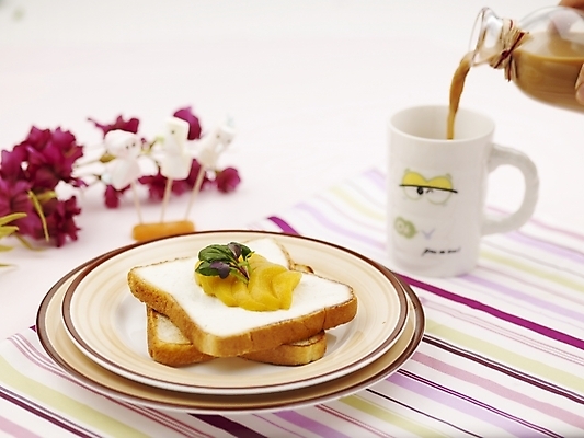 포토 JPG 스튜디오촬영 그릇 접시 음료 음식 빵 유리병 디저트 실내 사람없음 장식 컵 가로 노란색 보라색 머그컵 식탁보 흰색 붓기 식빵 제빵 토스트 국내포토 식기 컬러 모션 병_용기 내부 제과제빵 파일형식