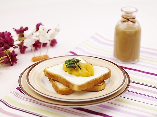 포토 JPG 스튜디오촬영 그릇 접시 음식 빵 유리병 디저트 실내 사람없음 장식 가로 노란색 보라색 식탁보 흰색 식빵 제빵 토스트 국내포토 식기 컬러 병_용기 내부 제과제빵 파일형식