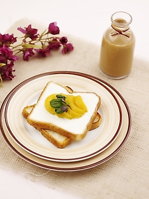 포토 JPG 스튜디오촬영 그릇 접시 꽃 음료 음식 빵 유리병 디저트 실내 사람없음 장식 세로 하이앵글 노란색 보라색 우유 우유병 식빵 제빵 토스트 두유 국내포토 식물 식기 뷰포인트 컬러 병_용기 유제품 내부 제과제빵 파일형식