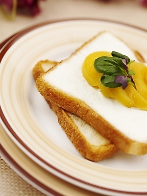 포토 JPG 스튜디오촬영 그릇 접시 음식 빵 유리병 디저트 실내 근접촬영 사람없음 장식 세로 노란색 보라색 식빵 제빵 토스트 국내포토 식기 뷰포인트 컬러 병_용기 내부 제과제빵 파일형식