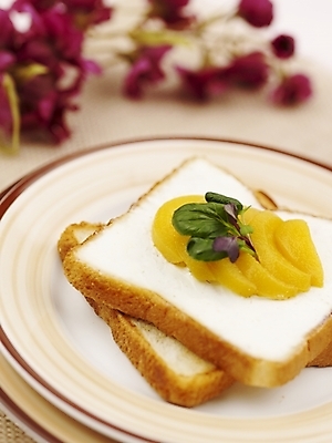 포토 JPG 스튜디오촬영 그릇 접시 음식 빵 유리병 디저트 실내 근접촬영 사람없음 장식 세로 노란색 보라색 식빵 제빵 토스트 국내포토 식기 뷰포인트 컬러 병_용기 내부 제과제빵 파일형식