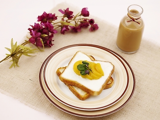 포토 JPG 스튜디오촬영 그릇 접시 꽃 음료 음식 빵 유리병 디저트 실내 근접촬영 사람없음 장식 가로 노란색 보라색 우유 우유병 식빵 제빵 토스트 두유 국내포토 식물 식기 뷰포인트 컬러 병_용기 유제품 내부 제과제빵 파일형식