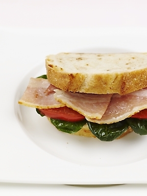 포토 JPG 스튜디오촬영 그릇 접시 음식 빵 토마토 채소 서양음식 실내 샌드위치 근접촬영 사람없음 세로 바게트 베이컨 국내포토 식기 뷰포인트 돼지고기 내부 파일형식