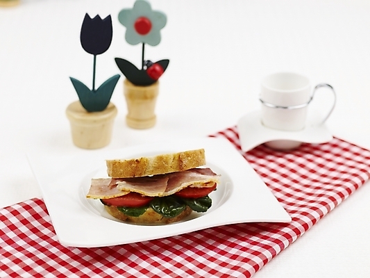 포토 JPG 스튜디오촬영 그릇 접시 커피 음식 빵 토마토 채소 서양음식 실내 샌드위치 사람없음 가로 바게트 찻잔 베이컨 국내포토 식기 음료 잔 돼지고기 내부 파일형식