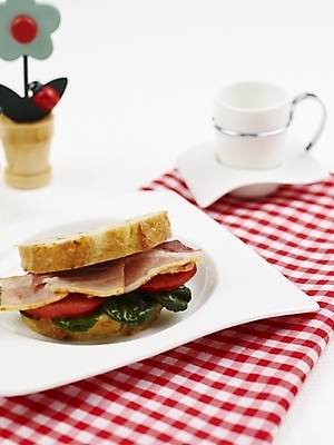 포토 JPG 스튜디오촬영 그릇 접시 커피 음식 빵 토마토 채소 서양음식 실내 샌드위치 사람없음 장식 컵 세로 바게트 커피잔 찻잔 베이컨 국내포토 식기 음료 잔 돼지고기 내부 파일형식