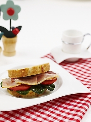 포토 JPG 스튜디오촬영 그릇 접시 커피 음식 빵 토마토 채소 서양음식 실내 샌드위치 사람없음 세로 바게트 찻잔 베이컨 국내포토 식기 음료 잔 돼지고기 내부 파일형식