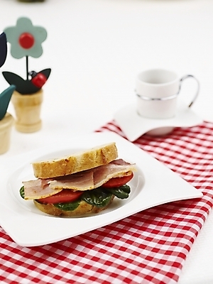 포토 JPG 스튜디오촬영 그릇 접시 커피 음식 빵 토마토 채소 서양음식 실내 샌드위치 사람없음 장식 컵 세로 바게트 커피잔 찻잔 베이컨 국내포토 식기 음료 잔 돼지고기 내부 파일형식