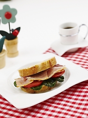 포토 JPG 스튜디오촬영 그릇 접시 커피 음식 빵 토마토 채소 서양음식 실내 샌드위치 사람없음 장식 컵 세로 바게트 커피잔 찻잔 베이컨 국내포토 식기 음료 잔 돼지고기 파일형식