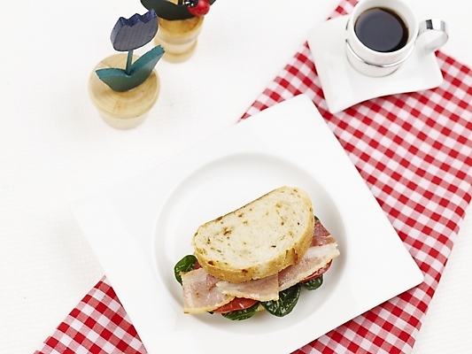 포토 JPG 스튜디오촬영 그릇 접시 커피 음식 빵 토마토 채소 서양음식 실내 샌드위치 사람없음 컵 가로 바게트 찻잔 베이컨 국내포토 식기 음료 잔 돼지고기 내부 파일형식