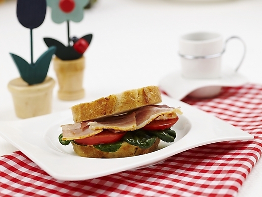 포토 JPG 스튜디오촬영 그릇 접시 커피 음식 빵 토마토 채소 서양음식 실내 샌드위치 근접촬영 사람없음 장식 컵 가로 바게트 커피잔 찻잔 베이컨 국내포토 식기 음료 뷰포인트 잔 돼지고기 내부 파일형식