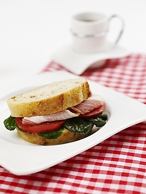 포토 JPG 스튜디오촬영 그릇 접시 커피 음식 빵 토마토 채소 서양음식 실내 샌드위치 근접촬영 사람없음 컵 세로 바게트 찻잔 베이컨 국내포토 식기 음료 뷰포인트 잔 돼지고기 내부 파일형식