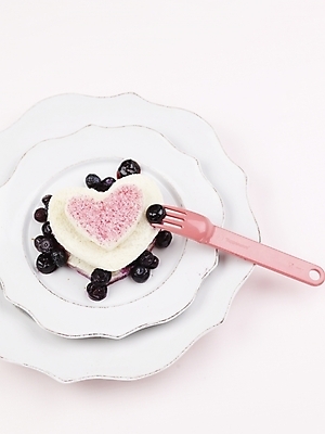 포토 JPG 스튜디오촬영 그릇 접시 음식 빵 분홍색 포크 과일 포도 디저트 실내 근접촬영 사람없음 장식 세로 하이앵글 케이크 블루베리 제빵 국내포토 식기 뷰포인트 컬러 내부 제과제빵 파일형식