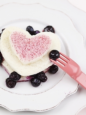 포토 JPG 스튜디오촬영 그릇 접시 음식 빵 분홍색 포크 과일 포도 디저트 실내 근접촬영 사람없음 세로 하이앵글 케이크 제빵 국내포토 식기 뷰포인트 컬러 내부 제과제빵 파일형식