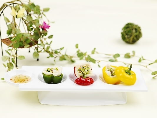 포토 JPG 스튜디오촬영 그릇 접시 음식 피망 파프리카 서양음식 실내 근접촬영 사람없음 가로 빨간색 초록색 노란색 샐러드 파프리카요리 국내포토 식기 뷰포인트 컬러 채소 내부 파일형식