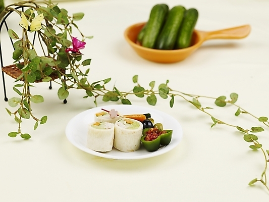 포토 JPG 스튜디오촬영 그릇 접시 음식 피망 오이 파프리카 서양음식 실내 샌드위치 사람없음 장식 가로 초록색 주황색 당근 레몬 롤업샌드위치 국내포토 식기 컬러 채소 과일 뿌리채소 내부 파일형식