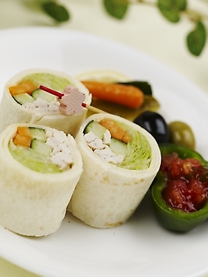 포토 JPG 스튜디오촬영 그릇 접시 음식 피망 오이 파프리카 서양음식 실내 샌드위치 근접촬영 사람없음 장식 세로 초록색 주황색 당근 레몬 이쑤시개 롤업샌드위치 국내포토 식기 뷰포인트 컬러 채소 과일 뿌리채소 내부 파일형식