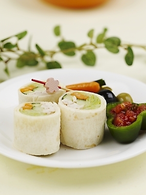 포토 JPG 스튜디오촬영 그릇 접시 음식 피망 오이 파프리카 서양음식 실내 샌드위치 근접촬영 사람없음 장식 세로 초록색 주황색 당근 레몬 이쑤시개 롤업샌드위치 국내포토 식기 뷰포인트 컬러 채소 과일 뿌리채소 내부 파일형식