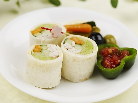 포토 JPG 스튜디오촬영 그릇 접시 음식 피망 오이 파프리카 서양음식 실내 샌드위치 근접촬영 사람없음 장식 가로 초록색 주황색 당근 레몬 이쑤시개 롤업샌드위치 국내포토 식기 뷰포인트 컬러 채소 과일 뿌리채소 내부 파일형식