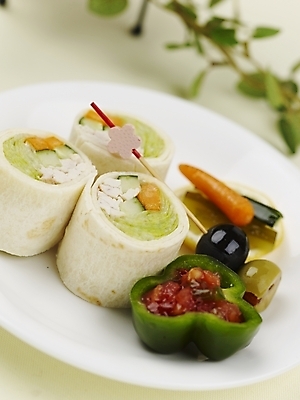 포토 JPG 스튜디오촬영 그릇 접시 음식 피망 오이 파프리카 서양음식 실내 샌드위치 근접촬영 사람없음 장식 세로 초록색 주황색 당근 레몬 이쑤시개 롤업샌드위치 국내포토 식기 뷰포인트 컬러 채소 과일 뿌리채소 파일형식