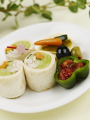 포토 JPG 스튜디오촬영 그릇 접시 음식 피망 오이 파프리카 서양음식 실내 샌드위치 근접촬영 사람없음 장식 세로 초록색 주황색 당근 레몬 이쑤시개 롤업샌드위치 국내포토 식기 뷰포인트 컬러 채소 과일 뿌리채소 내부 파일형식