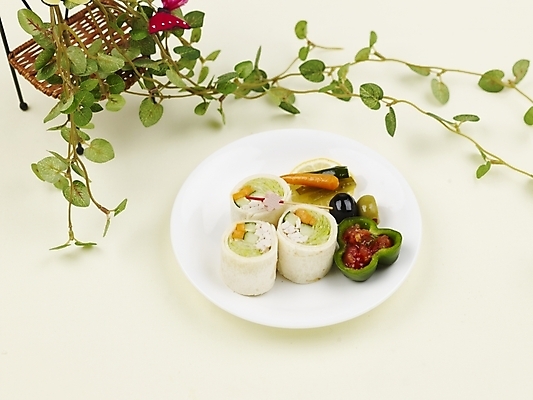 포토 JPG 스튜디오촬영 그릇 접시 음식 피망 오이 파프리카 서양음식 실내 샌드위치 사람없음 장식 가로 초록색 하이앵글 주황색 당근 레몬 이쑤시개 롤업샌드위치 국내포토 식기 뷰포인트 컬러 채소 과일 뿌리채소 내부 파일형식