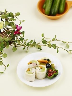 포토 JPG 스튜디오촬영 그릇 접시 음식 피망 오이 파프리카 서양음식 실내 샌드위치 사람없음 장식 세로 초록색 하이앵글 주황색 당근 덩굴 레몬 이쑤시개 롤업샌드위치 국내포토 식물 식기 뷰포인트 컬러 채소 과일 뿌리채소 파일형식