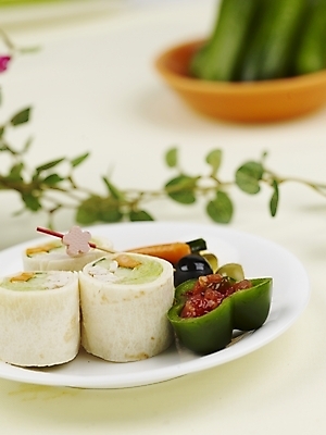 포토 JPG 스튜디오촬영 그릇 접시 음식 피망 오이 파프리카 서양음식 실내 샌드위치 근접촬영 사람없음 장식 세로 초록색 주황색 당근 레몬 이쑤시개 롤업샌드위치 국내포토 식기 뷰포인트 컬러 채소 과일 뿌리채소 내부 파일형식