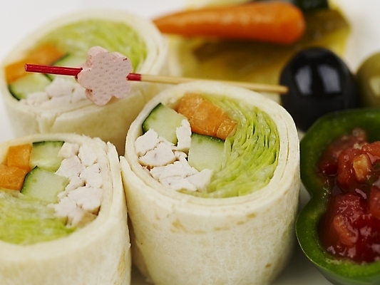 포토 JPG 스튜디오촬영 그릇 접시 음식 피망 오이 파프리카 서양음식 실내 샌드위치 근접촬영 사람없음 장식 가로 초록색 주황색 당근 레몬 이쑤시개 롤업샌드위치 국내포토 식기 뷰포인트 컬러 채소 과일 뿌리채소 내부 파일형식