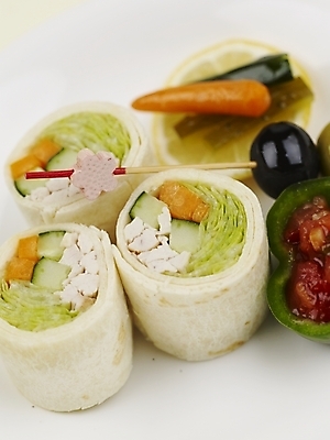 포토 JPG 스튜디오촬영 음식 피망 오이 파프리카 서양음식 실내 샌드위치 근접촬영 사람없음 장식 세로 초록색 주황색 당근 레몬 이쑤시개 롤업샌드위치 국내포토 뷰포인트 컬러 채소 과일 뿌리채소 내부 파일형식