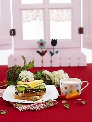 포토 JPG 스튜디오촬영 그릇 접시 꽃 음식 고추 치즈 서양음식 실내 샌드위치 사람없음 장식 컵 세로 초록색 노란색 우유 머그컵 덩굴 국내포토 식물 식기 컬러 채소 유제품 내부 파일형식