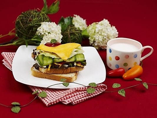 포토 JPG 스튜디오촬영 그릇 접시 꽃 음식 고추 치즈 서양음식 실내 샌드위치 근접촬영 사람없음 장식 컵 가로 초록색 노란색 우유 머그컵 덩굴 국내포토 식물 식기 뷰포인트 컬러 채소 유제품 내부 파일형식