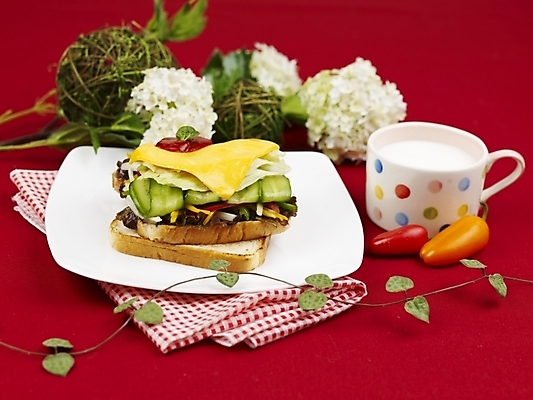 포토 JPG 스튜디오촬영 그릇 접시 꽃 음식 고추 치즈 서양음식 실내 샌드위치 근접촬영 사람없음 장식 컵 가로 초록색 노란색 우유 머그컵 덩굴 국내포토 식물 식기 뷰포인트 컬러 채소 유제품 내부 파일형식