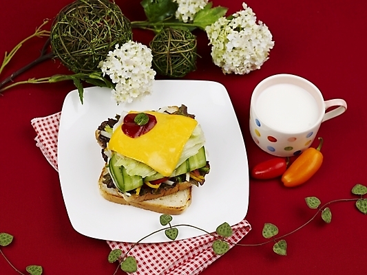 포토 JPG 스튜디오촬영 그릇 접시 꽃 음식 고추 치즈 서양음식 실내 샌드위치 사람없음 장식 컵 가로 초록색 하이앵글 노란색 우유 머그컵 덩굴 국내포토 식물 식기 뷰포인트 컬러 채소 유제품 내부 파일형식