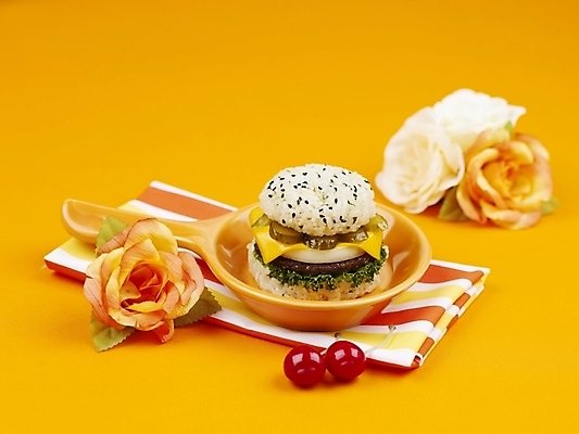 포토 JPG 스튜디오촬영 그릇 접시 꽃 음식 과일 밥 치즈 패스트푸드 실내 사람없음 장식 쌀 햄버거 체리 라이스버거 국내포토 식물 식기 유제품 곡류 인스턴트 파일형식