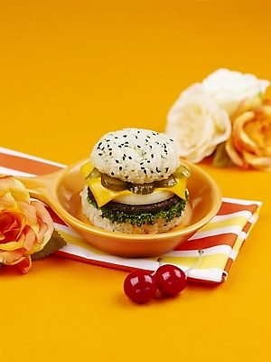 포토 JPG 스튜디오촬영 그릇 접시 음식 채소 치즈 패스트푸드 실내 육류 사람없음 빨간색 세로 노란색 햄버거 식탁보 체리 피클 라이스버거 국내포토 식기 컬러 과일 식재료 유제품 내부 인스턴트 절임 파일형식