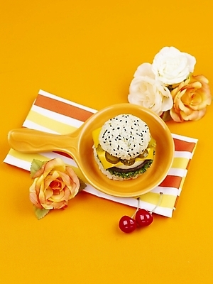 포토 JPG 스튜디오촬영 그릇 접시 꽃 음식 채소 치즈 패스트푸드 실내 육류 사람없음 장식 빨간색 세로 하이앵글 노란색 햄버거 식탁보 체리 피클 라이스버거 국내포토 식물 식기 뷰포인트 컬러 과일 식재료 유제품 인스턴트 절임 파일형식