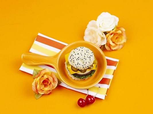 포토 JPG 스튜디오촬영 그릇 접시 음식 채소 치즈 패스트푸드 실내 육류 사람없음 가로 빨간색 하이앵글 노란색 햄버거 식탁보 체리 피클 라이스버거 국내포토 식기 뷰포인트 컬러 과일 식재료 유제품 내부 인스턴트 절임 파일형식