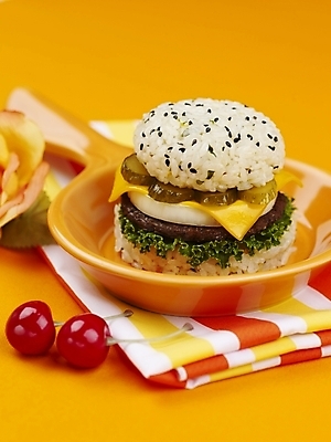 포토 JPG 스튜디오촬영 그릇 접시 음식 채소 치즈 패스트푸드 실내 육류 근접촬영 사람없음 빨간색 세로 노란색 햄버거 식탁보 체리 피클 라이스버거 국내포토 식기 뷰포인트 컬러 과일 식재료 유제품 내부 인스턴트 절임 파일형식