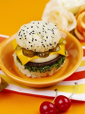 포토 JPG 스튜디오촬영 그릇 접시 음식 채소 치즈 패스트푸드 실내 육류 근접촬영 사람없음 빨간색 세로 노란색 햄버거 식탁보 체리 피클 라이스버거 국내포토 식기 뷰포인트 컬러 과일 식재료 유제품 내부 인스턴트 절임 파일형식