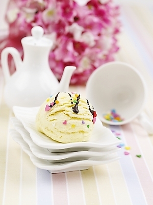 포토 JPG 스튜디오촬영 음식 주전자 아이스크림 디저트 실내 사람없음 세로 흰색 찻잔 컵받침 시럽 바닐라아이스크림 국내포토 컬러 주방용품 잔 내부 받침대 파일형식