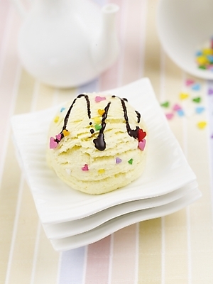 포토 JPG 스튜디오촬영 그릇 접시 음식 주전자 아이스크림 디저트 실내 누끼 사람없음 컵 세로 흰색 찻잔 컵받침 시럽 크리머 바닐라아이스크림 국내포토 식기 컬러 주방용품 잔 내부 받침대 파일형식