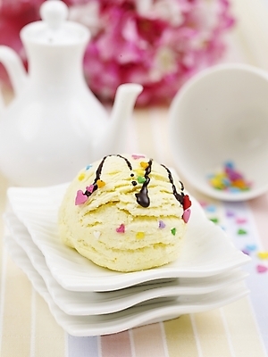 포토 JPG 스튜디오촬영 음식 주전자 아이스크림 디저트 실내 사람없음 세로 흰색 찻잔 컵받침 시럽 바닐라아이스크림 국내포토 컬러 주방용품 잔 내부 받침대 파일형식