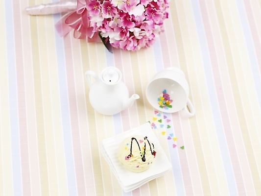 포토 JPG 스튜디오촬영 그릇 접시 꽃 음식 분홍색 주전자 아이스크림 디저트 실내 사람없음 컵 가로 장미 흰색 찻잔 컵받침 시럽 크리머 바닐라아이스크림 국내포토 식물 식기 컬러 주방용품 잔 받침대 파일형식