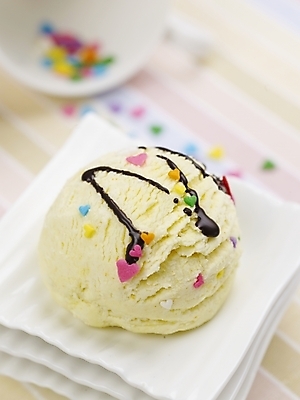 포토 JPG 스튜디오촬영 음식 아이스크림 디저트 실내 근접촬영 사람없음 세로 컵받침 시럽 바닐라아이스크림 국내포토 뷰포인트 내부 받침대 파일형식