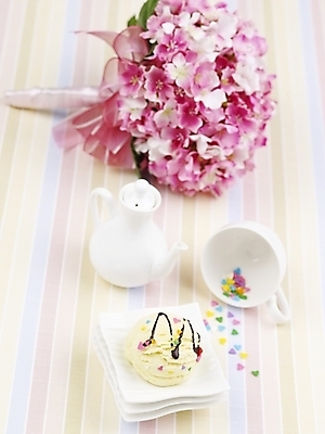 포토 JPG 스튜디오촬영 음식 주전자 아이스크림 디저트 실내 사람없음 세로 흰색 찻잔 컵받침 시럽 바닐라아이스크림 국내포토 컬러 주방용품 잔 내부 받침대 파일형식