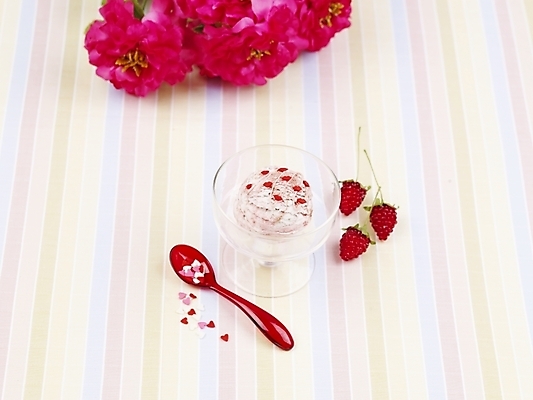 포토 JPG 스튜디오촬영 식물 그릇 꽃 음식 분홍색 과일 아이스크림 디저트 실내 사람없음 빨간색 장미 숟가락 산딸기 유리그릇 믹싱볼 국내포토 식기 컬러 유리 수저 내부 파일형식