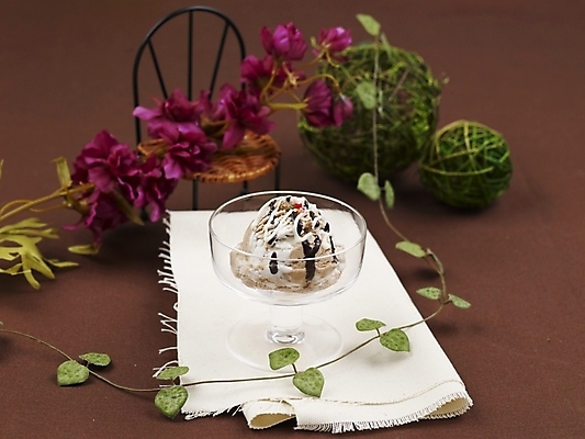 포토 JPG 스튜디오촬영 그릇 꽃 음식 의자 아이스크림 디저트 실내 사람없음 초록색 장난감 초콜릿 보라색 시럽 유리그릇 믹싱볼 국내포토 식물 식기 컬러 가구 유리 내부 파일형식