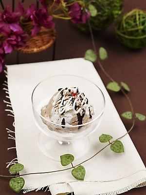 포토 JPG 스튜디오촬영 음식 의자 아이스크림 디저트 실내 사람없음 장식 세로 장난감 초콜릿 시럽 국내포토 가구 내부 파일형식