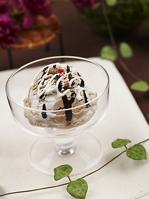 포토 JPG 스튜디오촬영 그릇 음식 의자 아이스크림 디저트 실내 사람없음 장식 세로 장난감 초콜릿 시럽 유리그릇 믹싱볼 국내포토 식기 가구 유리 내부 파일형식