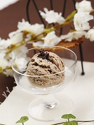 포토 JPG 스튜디오촬영 그릇 꽃 음식 의자 아이스크림 디저트 실내 사람없음 장식 세로 장난감 장미 초콜릿 시럽 유리그릇 믹싱볼 국내포토 식물 식기 가구 유리 파일형식